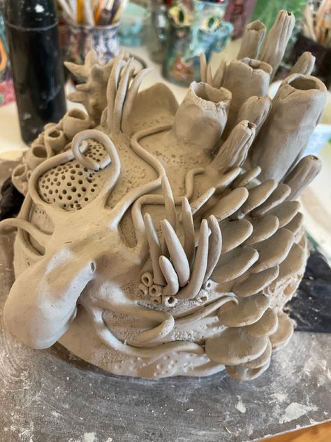 Clay Under The Sea, Ceramic Waves Sculpture, Sea Life Pottery, Coral Clay Sculpture, Underwater Ceramics, Coral Ceramics, Clay Sea Creatures, Clay Coral Reef, Coral Reef Sculpture