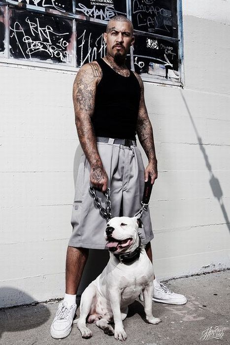 Culture Los Angeles - project photographer Andres Herren. Most of the people in your photos - not real gangsters, but simply a poser amate... Cholo Tattoo, Gangster Outfit, Estilo Gangster, Ragazza Gangsta, Gangster Style, Los Angeles Street, Chola Style, Gang Culture, Estilo Cholo