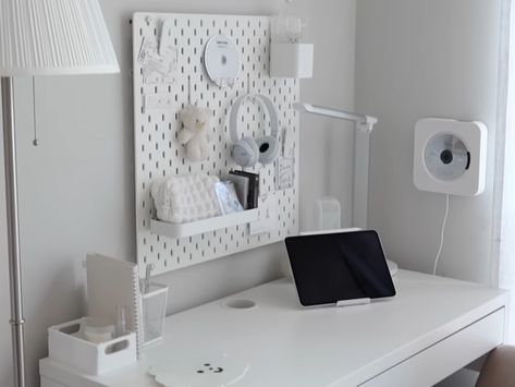 White Room Ideas Aesthetic, Desk Decor White, Organisation Motivation, White Desk Decor, Kpop Desk, Pegboard Ideas, Hearts Decor, Instagram Covers, Kpop Room