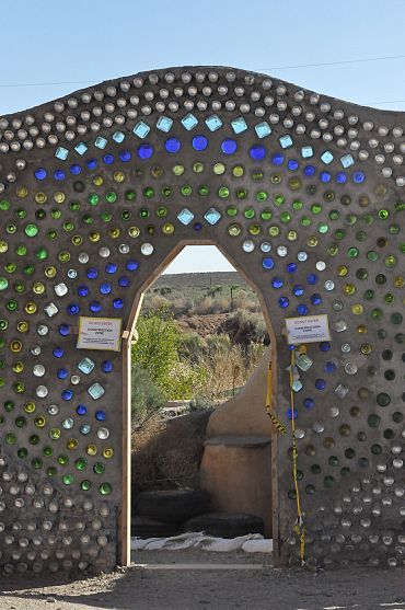 recycled glass bottles Recycle Bottles, Reuse Ideas, Bottle Trees, Bottle House, Earthship Home, Recycled Glass Bottles, Garden Sculptures, Cob House, Bottle Wall