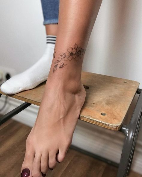 39 Tatouages chevilles à la fois discrets, délicats et sensuels - Astuces de filles Bracelet Tattoos With Names, Wrap Around Ankle Tattoos, Anklet Tattoos For Women, Anklet Tattoo, Cuff Tattoo, Ankle Bracelet Tattoo, Ankle Tattoo Designs, Wrap Tattoo, Tattoo Nature