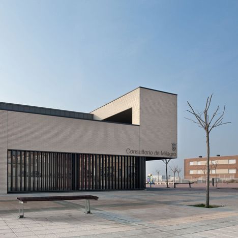 ::ARCHITECTURE::  Medical Centre in Milagro, Spain by Doblee Architects Medical Clinic Design, Modern Hospital, Medical Office Design, Hospital Architecture, Healthcare Architecture, Architecture Building Design, Landscape And Urbanism, Clinic Design, Cultural Architecture