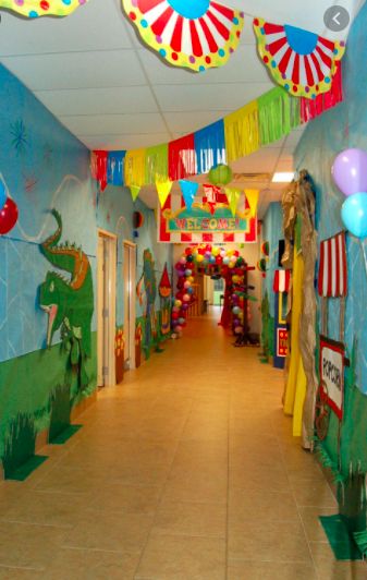 School Hallway Decorations, School Hallway, Theme Carnaval, School Hall, Classroom Decor High School, School Hallways, School Carnival, Vbs Themes, Carnival Themes