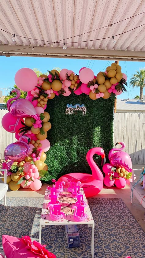 Pink Flamingo Bachelorette Party, Tropical Theme Table Decor, Bachelorette Party Ideas Flamingo, 21 Pool Party Ideas, Flamingle Birthday Party Ideas, Pink Tropical Birthday Party, Luxury Backyard Party, Flamingle Party Decoration, Pink And Green Pool Party