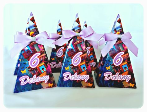 Piramides para decorar el candy bar de tu fiesta de cumpleaños de Isabelle (encanto) Isabelle Encanto, Candy Bar, Enamel Pins, Crown Jewelry, Gift Wrapping, Candy, Tableware, Bar, Gifts