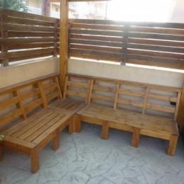 Create an outdoor corner bench unit. FREE plans and tutorial! Outdoor Corner Bench, Diy Bank, Diy Deck Furniture, Corner Seating, Corner Bench, Diy Outdoor Furniture Plans, Backyard Furniture, Outdoor Furniture Plans, Outdoor Couch