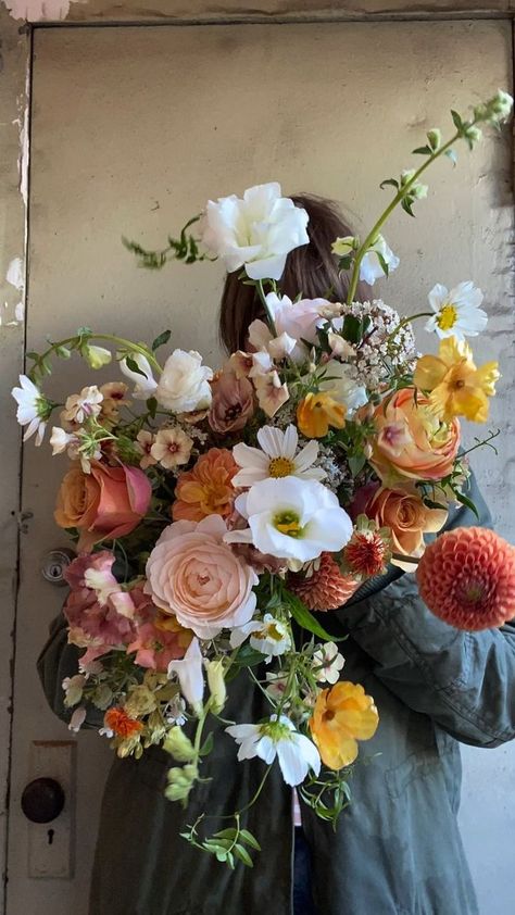 Woman With Bouquet Of Flowers, Nature Woman, Beauty Of Flowers, Boquette Flowers, Nothing But Flowers, Flower Therapy, No Rain, Bouquet Of Flowers, Arte Floral