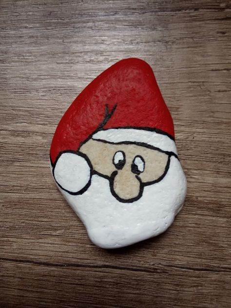 Santa Claus Rock Painting, Santa Painted Rocks Ideas, Santa Stone Painting, Santa Faces Painted On Rocks, Rock Painting Santa, Santa Rocks Painted, Santa Rock Painting, Santa Painted Rocks, Christmas Stone Painting Ideas