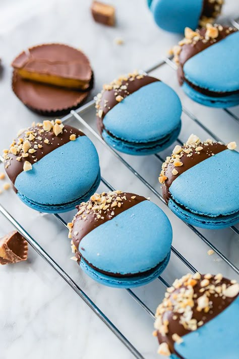 Move over cupcakes, macarons are the new show in town. While France has been the proud purveyor of macarons for a few hundred years, we Americans are just now getting on the bandwagon and enjoying the countless colors and flavors of … Kue Macaroon, Chocolate Macaroons, Macaron Cookies, French Macaroons, Macaroon Recipes, Macaron Recipe, Chocolate Peanuts, Sweets Treats, Dessert Bars