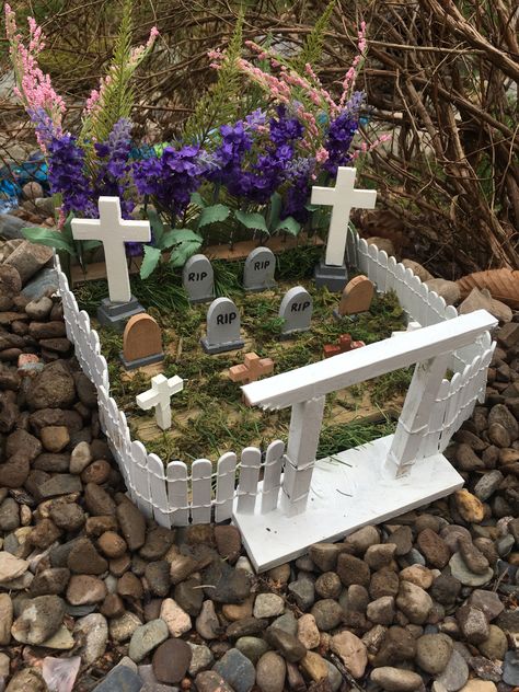 Diy Mini Graveyard Halloween, Miniature Cemetery Diy, Miniature Graveyard Diy, Miniature Graveyard Diorama, Diy Mini Graveyard, Diy Mini Halloween Village, Haunted Fairy Garden, Spooky Fairy Garden, Clay Graveyard