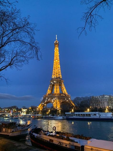 Paris Aesthetic Night, Evil Tower, Paris Aesthetics, Romantic Paris, Paris Place, Dream Vacations Destinations, Paris Pictures, Paris Tours, Paris Aesthetic