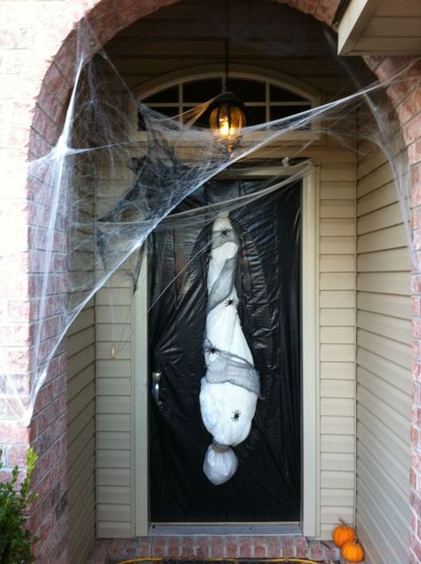 Diy Halloween Garage Door Decorations, Vampire Door Decorations, Halloween Door Decorations Scary, Halloween Door Decorations Contest Ideas, Scary Door Decorations Halloween, Halloween Garage Decorations, Porta Halloween, Diy Halloween Door Decorations, Pelottava Halloween