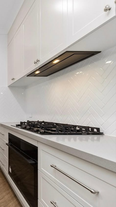 White Kitchen Shaker, Herringbone Splashback, Herringbone Backsplash Kitchen, Modern Kitchen Splashbacks, Kitchen Shaker Style, Backsplash Kitchen White Cabinets, Kitchen Shaker, White Kitchen Splashback, Kitchen Splashback Tiles