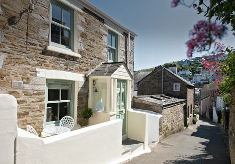 Boatman's House - Wonderful Cornish cottage Cornish Cottage Interior, Cornwall House, Cornish Cottage, Cornwall Cottages, Cottage Interior, Sea Side, Cottage Plan, Modern Shower, Holiday Homes