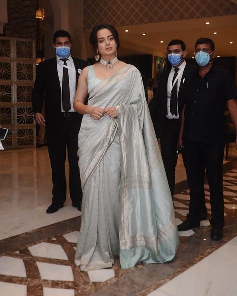 Kangana ranaut in powder blue raw mango saree for times now summit21 Nivetha Pethuraj Hot, Powder Blue Saree, Raw Mango Sarees, Concrete Staircase, Bookmark Designs, Blue Silk Saree, Issa Vibe, Nivetha Pethuraj, Brocade Saree