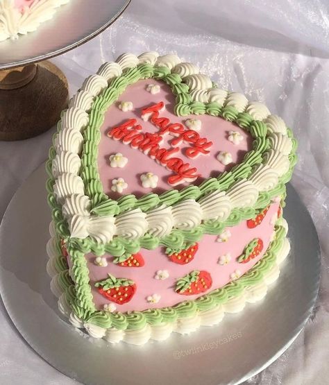 Pinterest Birthday Cakes Aesthetic, Home Made Birthday Cake Aesthetic, Astetic Cake Birthday, Birthday Cake Ideas Strawberry, Birthday Cake Strawberry Decoration, 25 Birthday Ideas Cake, Pinterest Birthday Cake, Aesthic Cakes, Indie Birthday Cake