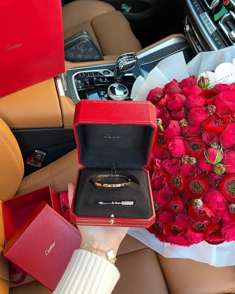 Rich Girl Lifestyle, Life Vision Board, Luxury Lifestyle Dreams, Luxury Flowers, Rich Life, Luxury Collection, Rich Girl, Couple Aesthetic, Luxury Gifts