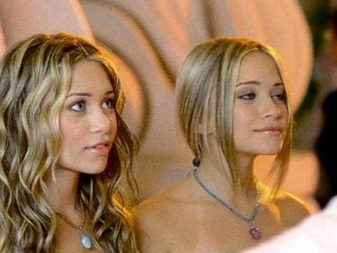 Ashley Olsen Makeup, Olsen Twins Style 2000s, Olsen Twins Full House, Holiday In The Sun, Ashley Mary Kate Olsen, Olsen Twins Style, Twins Fashion, Olsen Sister, Blonde Waves