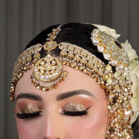 Anum Manzoor on Instagram: "Stunning traditional Barat makeup with glittery eyes, tailored to perfection for our beautiful bride. Complete the look with exquisite jewelry and outfit. ✨👰‍♀️ #bridalgoals" Barat Makeup Look, Barat Makeup, Latest Bridal Makeup, Glittery Eye Makeup, Glittery Eyes, Bridal Eye Makeup, Face Beat, Traditional Bride, Indian Bridal Makeup