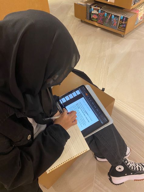 Hijabi Studying, Studying Outfit, Modesty Islam, Hijabi Women, Study Aesthetics, Study In London, Medical School Life, Birthday Greetings Funny, Hijabi Fits