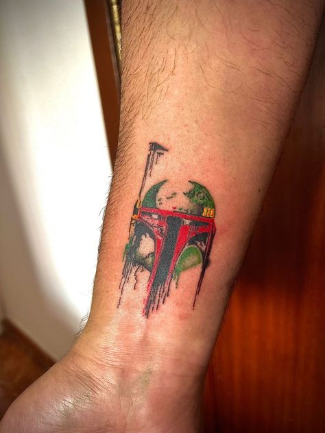 Helmet Boba Fett. (Star Wars) Boba Fett Tattoo, Mandalorian Tattoo, Star Wars Tattoo Sleeve, Body Tattoo Design, Boba Fett Helmet, Helmet Tattoo, Star Wars Painting, Batman Tattoo, D Tattoo