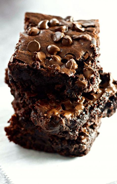 Rich and Fudgy Brownies are the decadent, gooey, chocolate-filled treat you've been craving! So easy to whip up and totally craveable. | #Brownies #HomemadeBrownies #MomNeedsChocolate #Chocolate Brownie Pictures, Chocolate Milkshake Recipe, Brownies Decorados, Brownie Fit, Nutella Brownie, Milkshake Recipe Chocolate, Oreo Brownie, Raw Brownies, Future Chef