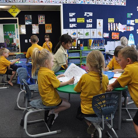 Mahora Primary School in New Zealand has created a welcoming and inclusive learning environment for its junior learners. Students have agency over their environment and plenty of personal space, which is important for the early years, while the furniture encourages collaboration. Discover more about this exciting and fun school Primary School Teacher Uk, Primary School Aesthetic, Teacher Vision Board, Teacher Aesthetic, Career Motivation, Goal Board, Fun School, School Kindergarten, Primary School Teacher