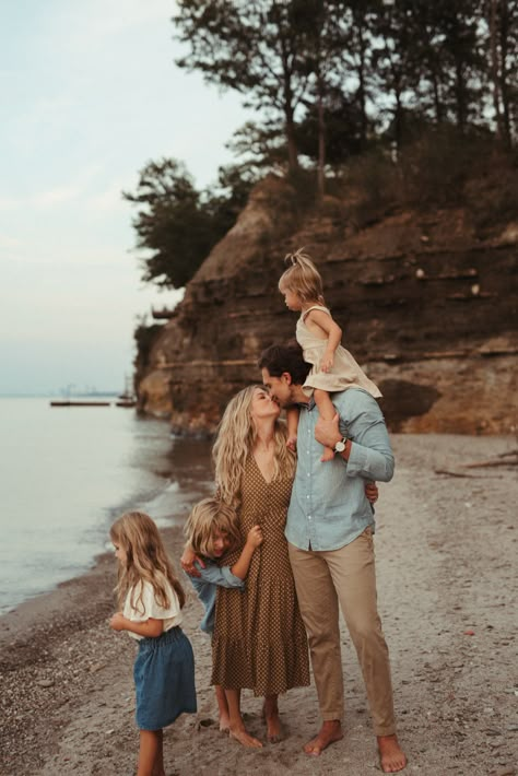 Family Portrait Ideas What To Wear, Casual Neutral Family Picture Outfits, Beach Family Photos Black Outfits, Lifestyle Photoshoot Family, Lake Family Photoshoot Outfits, Kaley From Kansas Family, Florida Beach Family Photos, Minimal Family Photoshoot, Fall Family Session Outfits