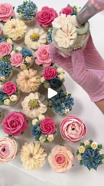 Alice Ward on Instagram: "A trio of flowers on one cupcake piped with a 124k nozzle 🌸 And a Mini Starburst nozzle is perfect for filling the gaps :)  You can get all the nozzles I’ve used here from @sugarandcrumbs2023 🌷🌸💗 . #cake #cupcakes #flowers #flowercupcakes #floralcupcakes #buttercreamflowers #piping #prettycupcakes #edibleflowers #petalsbakehouse" Flowers On Cupcakes Piping, Cupcake Flower Cake, Mini Cupcakes With Flowers, Flower Design Cupcakes, Easy Flower Cupcakes Decorating, Flower Birthday Cupcakes, Flower Cupcakes Tutorial, Cupcake Flower Designs, Mini Cupcakes Decorating