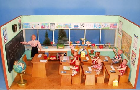 Miniature Classroom, Rainforest Project, Miniature School, Dollhouse Books, Diy Classroom, School Room, Interactive Cards, Barbie Diy, Vintage School