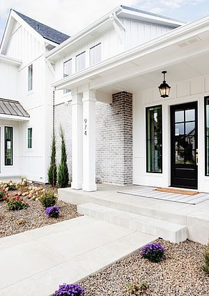 Modern Farmhouse Front Porch, Carriage Lights, Small Entryway Table, Front Porch Design, Farmhouse Front Porches, Painted Front Doors, Modern Farmhouse Exterior, Farmhouse Front, Casa Exterior