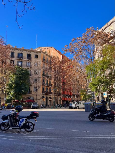 Barcelona Autumn, Barcelona Vibes, Spain Life, Barcelona Aesthetic, Barcelona Architecture, Parisian Summer, Spain Aesthetic, Barcelona Travel, Barcelona Spain