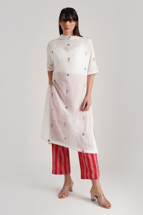 Shop for these amazing collections of Ivory Handwoven Jamdani (100% Cotton) Evana Trouser Set For Women by Indigo Dreams online at Aza Fashions. Jamdani Kurta, Traditional Tops, Trend Analysis, Cotton Kurti, Comfort Wear, Blouse Length, Tunic Length, Designer Wear, Set For Women