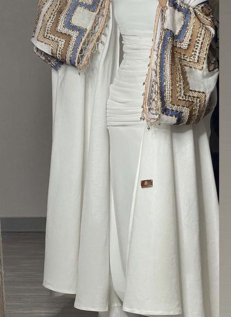 Abaya Outfit, Mode Kimono, Hijabi Fashion Casual, Mode Abaya, Modesty Fashion, Abaya Designs, Muslimah Fashion Outfits, Arab Fashion, Hijab Fashion Inspiration