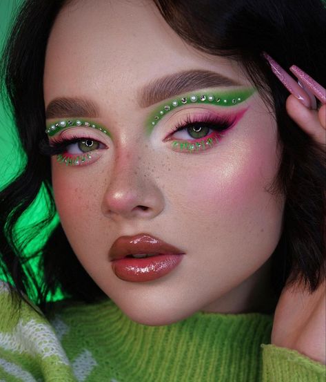 Watermelon Eye Makeup, Yule Makeup, Grinch Inspired Makeup, Creative Christmas Makeup Ideas, Red And Green Makeup, Green Christmas Makeup, Creative Christmas Makeup Looks, Christmas Makeup Looks Simple, Christmas Elf Makeup