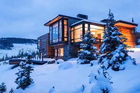 This beathtaking Rocky Mountain hideaway is an absolute dream house Montana Interior Design, House In Snow, Home Improvement Show, Mountain Modern, Modern Mountain, Modern Beach House, Mountain Homes, Mountain Retreat, Flat Roof