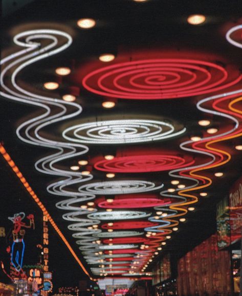 Explore the history of Las Vegas through its iconic neon signs from the 1960s and 1970s, including the Stardust, Fremont Street Experience, and Caesars.#CasinoFun #WinningAtTheCasino #CasinoVibes #CasinoLife #CasinoGoals Las Vegas 80s Aesthetic, 70s Club Aesthetic, Las Vegas 70s, 70s Casino, 70s Vegas, Circus Restaurant, Vegas Christmas, Vegas Vintage, Retro Signage