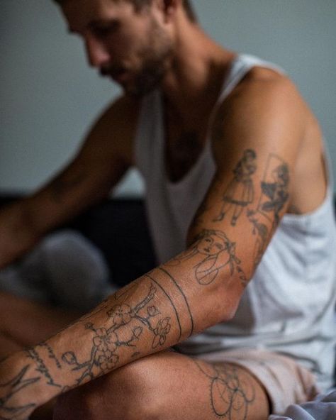 Dennis Klaffert, Man With Tattoos, Tattoo Inspiration Men, Inspiration Tattoos, Cool Small Tattoos, Small Tattoos For Guys, Arm Tattoos For Guys, Fine Line Tattoos, Simplistic Tattoos