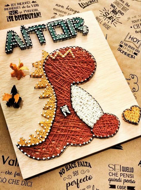 Cuadro de madera con imagen de dinosaurio y nombre personalizado 🦖 String Art Templates, String Art Tutorials, Diy Kits For Adults, Dinosaur Images, Wood Decoration, String Art Patterns, String Art Diy, Diy Templates, Mercado Global