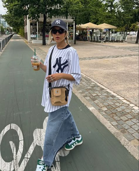 Outfit With Jordans, Cargo Skirt Outfit, 2000 Outfits, Fits Streetwear, New York Outfits, Cute Lazy Outfits, Fashion Victim, Modest Fashion Outfits, Nike Dunk