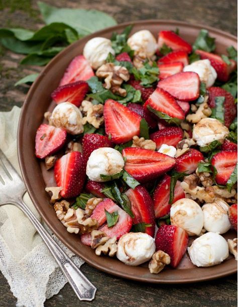 Strawberry Caprese, Easter Brunch Buffet, Brunch Buffet, Strawberry Salad, Spring Salad, Healthy Salads, Summer Salads, Delicious Salads, Caprese Salad