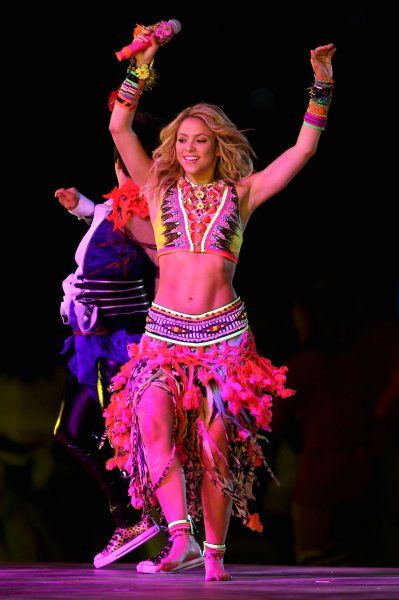 #shaki #WakaWaka #FIFA Shakira Belly Dance, Shakira Photos, Abs Pictures, Revealing Outfit, Revealing Outfits, Waka Waka, Belly Dancers, Woman Crush, Shakira