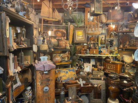 Love antique stores Antique Shops Aesthetic, Oddities Shop Aesthetic, Vintage Shop Aesthetic, Antique Shop Aesthetic, Antique Store Aesthetic, Antique Shop Interior, Interesting Collections, Small Shop Interior, Antique Aesthetic