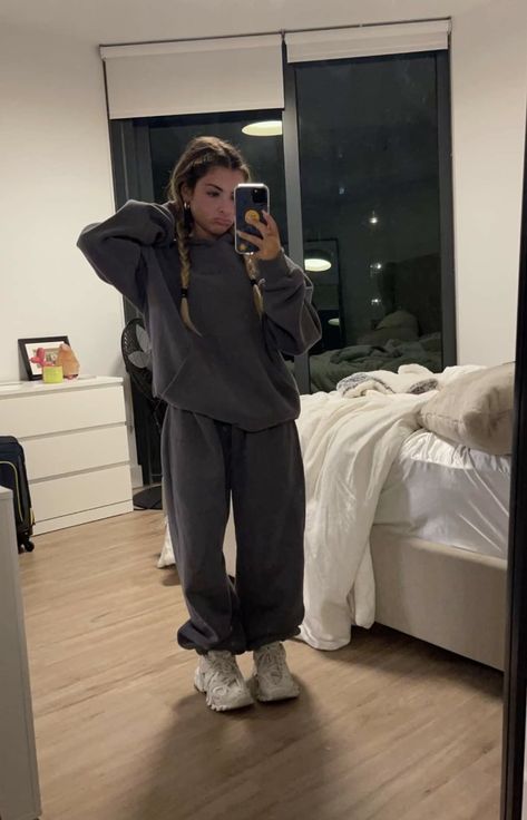 Sweatpants And Hoodie Outfit, Sweatpants Outfit Aesthetic, Travel Outfits For Women, Best Travel Outfits For Women, Sweat Suits Outfits, Airport Outfit Ideas, Sweatpants Outfit Ideas, Flight Outfit, Outfit Airport