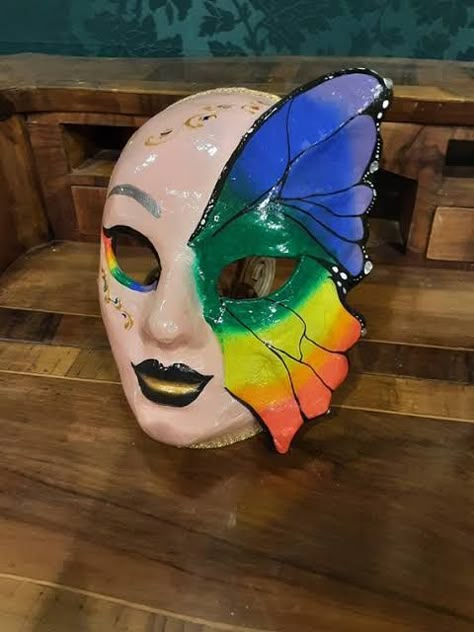 Plaster Masks Ideas, Paper Mache Face Mask, Plaster Mask Ideas, Full Mask Design, Art Masks Ideas, Mask Decorating Ideas, Face Mask Painting, Mask Painting Ideas, Plaster Masks