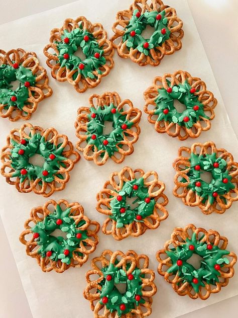 Pretzel Wreath, Chocolate Pretzels Christmas, Best Holiday Cookies, Christmas Baking Recipes, Christmas Food Gifts, Chocolate Pretzels, Christmas Baskets, Vanilla Wafers, Holiday Cookie