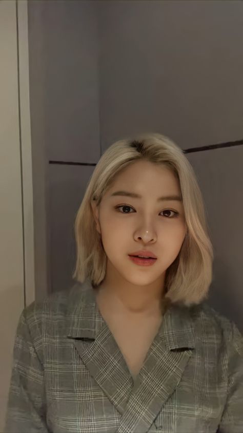 Blonde Bob Asian, Asian Hair Bob, Platinum Blonde Bobs, Blonde Asian, Dark Roots Blonde Hair, Asian Short Hair, Itzy Ryujin, Platinum Blonde Hair, Fluffy Hair