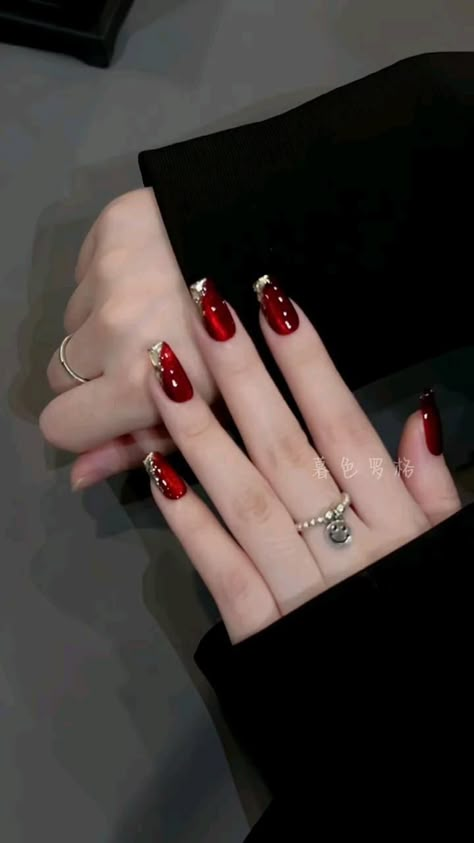 Elegant Touch Nails, Red And Gold Nails, Quick Nail Art, Beauty Hacks Nails, Gold Nail Designs, Fancy Nails Designs, Beauty Nails Design, Simple Gel Nails, Pretty Nail Art Designs