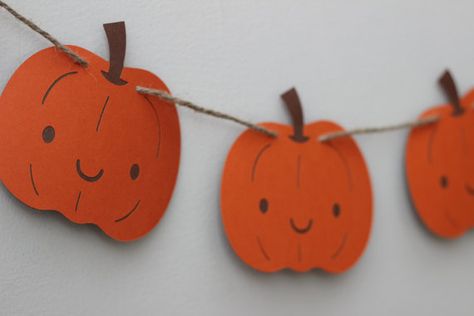 pumpkin garland by thepapermouseshop on Etsy Fall Class Decor, Fall Decor Paper, Origami Pumpkin, Halloween Fabric Crafts, Paper Pumpkin Craft, Fall Garlands, Pumpkin Banner, Babysitting Crafts, Crochet Pumpkins