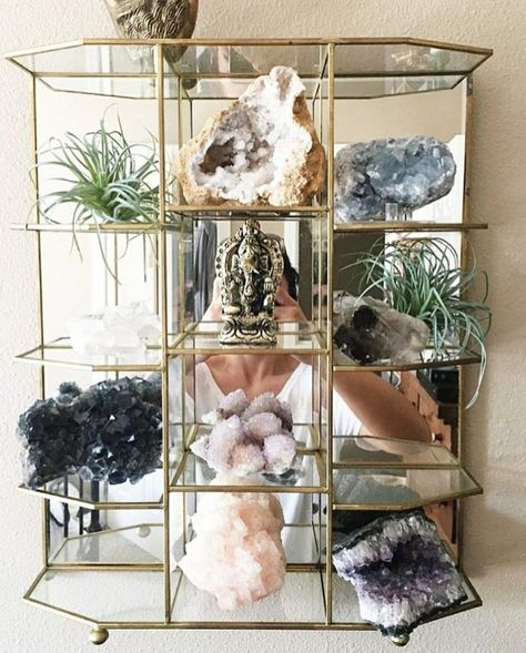 Crystals Aesthetic Home, Large Crystals Home Decor, Crystals Collection Display, How To Display Crystals In Your Home, Gemstone Storage Ideas, Crystal Stall Display Ideas, How To Display Crystals, Crystal Organization Display, Crystal Storage Ideas